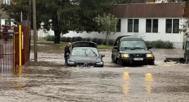 Policja apeluje - Nie usuwajcie zabezpieczeń na zalanych ulicach