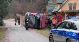 Wywrotka przewróciła się podczas kiprowania. Kierowca w szpitalu