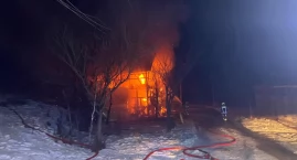 Pożar w sylwestrową noc w Szklarskiej Porębie. Walka strażaków z żywiołem uratowała dom.