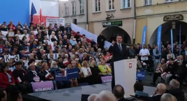 Rafał Trzaskowski na Placu Ratuszowym w Jeleniej Górze