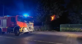 Nocny pożar w Cieplicach. Trwa dogaszanie tego co zostało z domu jednorodzinnego