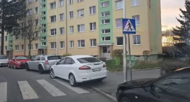 Mistrzowie Parkowania w Jeleniej Górze potrafią stanąć nawet na przejściu dla pieszych