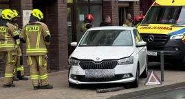 Zasłabła za kierownicą i wjechała na chodnik. O włos&hellip;