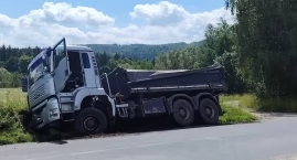 Ciężarówka w rowie pod Siedlęcinem. Utrudnienia przy&hellip;