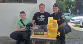 Młody chłopiec sprzedawał lemoniadę, a sąsiad zadzwo&hellip;