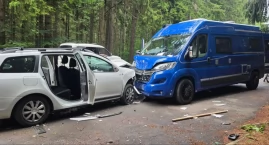 Czołowe zderzenie na parkingu. Trzy osoby w szpitalu.