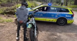 Elektrycznym motocyklem na jednym kole po drodze krajowej