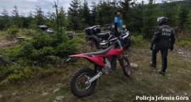 Elektrycznymi motocyklami enduro jeździli po lasach &hellip;