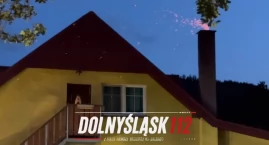 Iskry i dym nad domem w Podgórzynie. Groźny pożar sadzy.