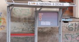 Wandale zniszczyli wiatę przystankową
