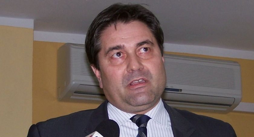 Wójt zrzeknie się części wypłaty