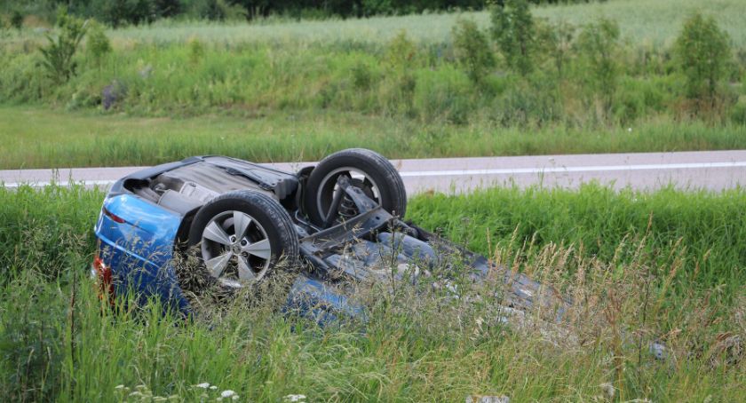 Auto dachowało na prostym odcinku DK16 w Zarubach