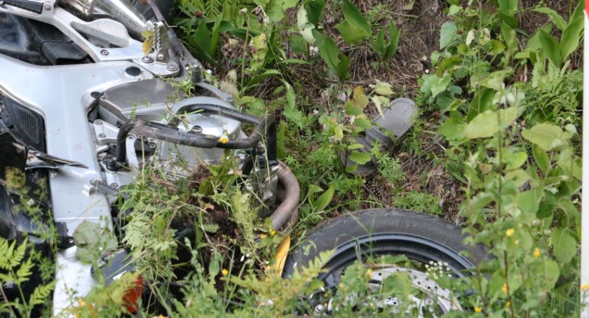 Na motocyklu bez kasku i w klapkach