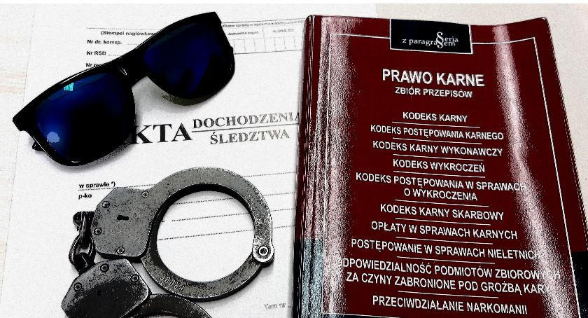 Starsza kobieta złodziejką