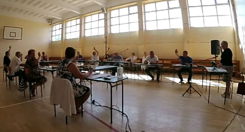 Burmistrz z absolutorium, lecz bez wotum zaufania