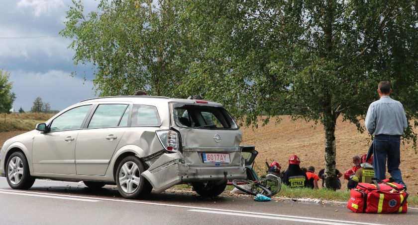 Wypadek z udziałem trzech aut i rowerzystki w Pomorzu