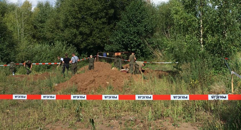 Wykopaliska pod nadzorem Policji przy ulicy Mickiewicza w Sejnach