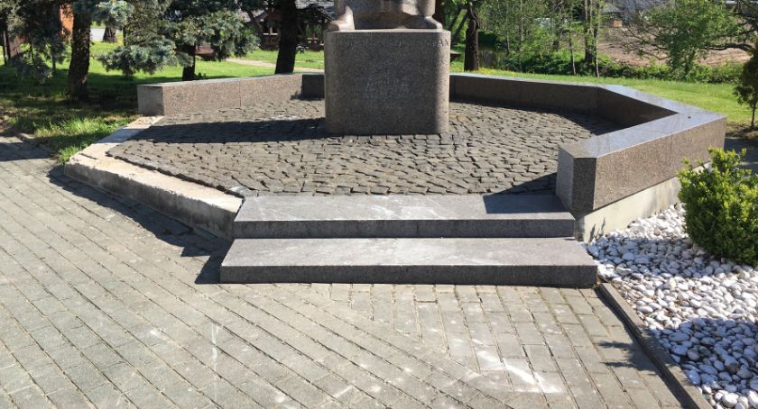 Zderzenie z podstawą pomnika - nagranie z monitoringu