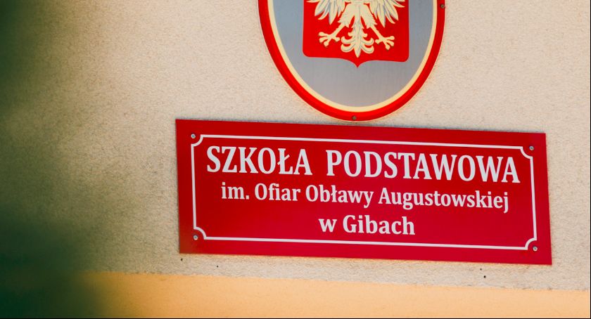 Szkoła w Gibach ze sztandarem
