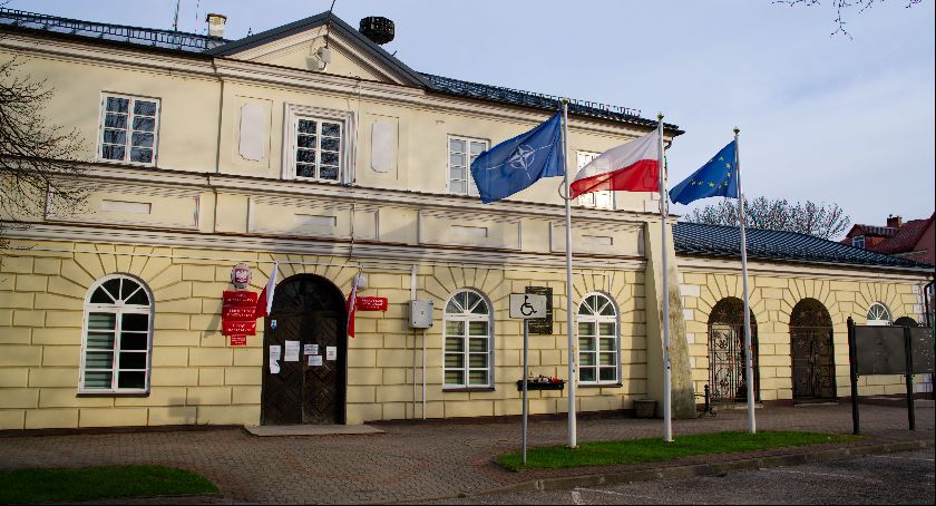 Spór o wycinkę na działce parafii