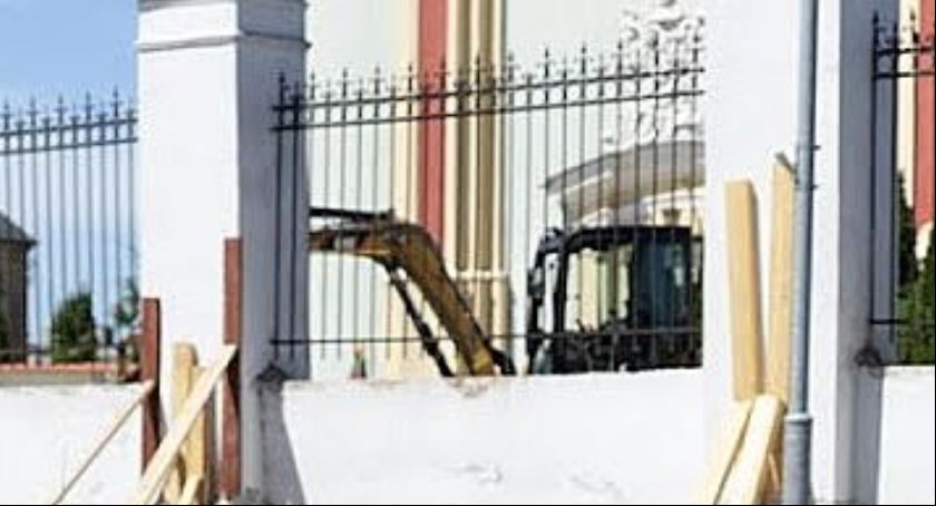 Trwa remont ogrodzenia Bazyliki