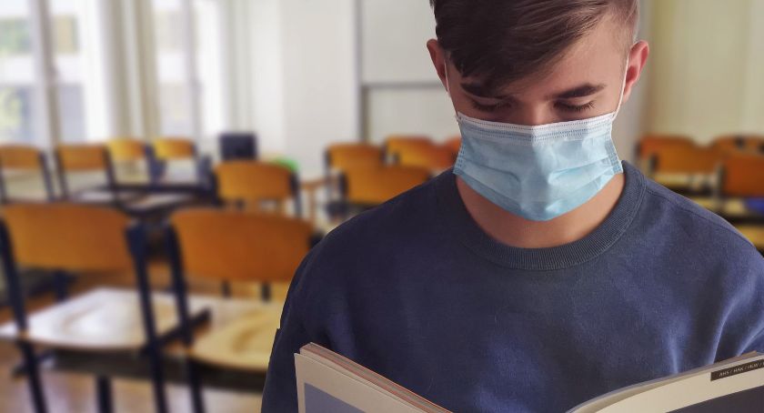 Uczniowie w domach, rośnie liczba zakażeń