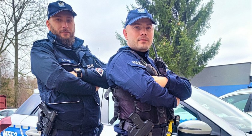 Upadł na ulicy. Pomogli policjanci
