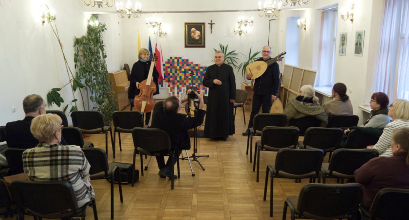 Między dźwiękiem a modlitwą
