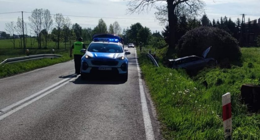 Pijany kierowca BMW zjechał do rowu z drogi wojewódzkiej