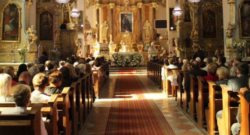 Ciąg dalszy remontu muru i badanie ołtarza