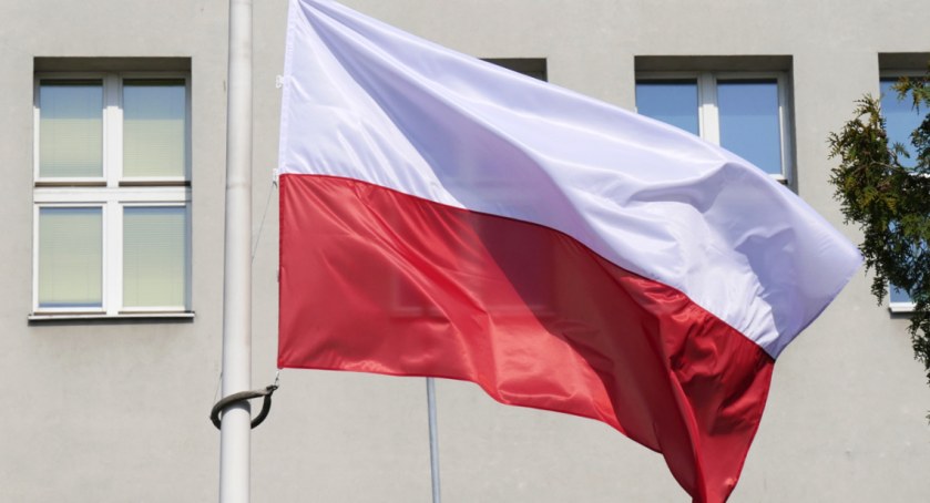 Finansowanie masztów z flagami jeszcze trwa