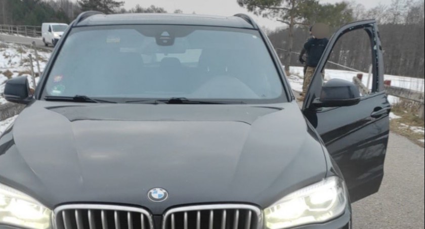 Kierowca zamknął się w BMW i nie chciał wyjść