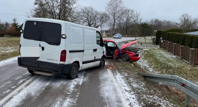 Zderzenie pojazdów na zakręcie drogi w kształcie łuku