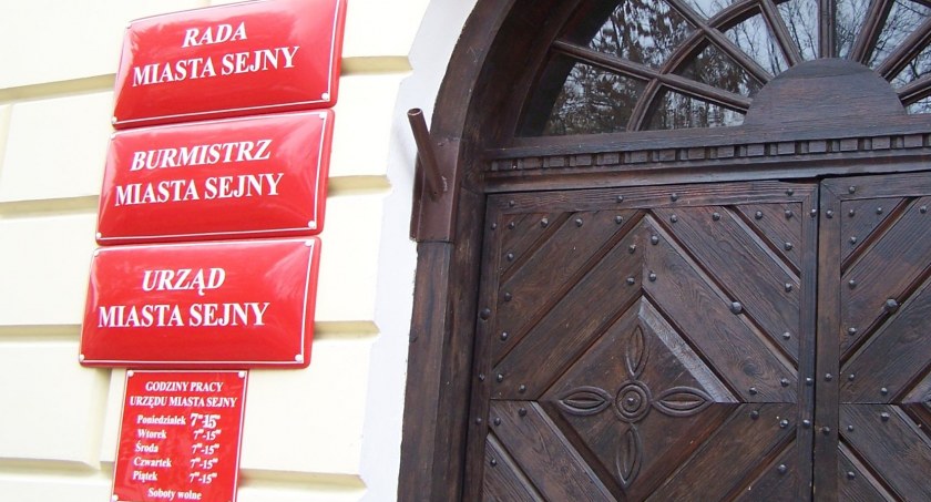 Przewodniczący i członek komisji zrezygnowali