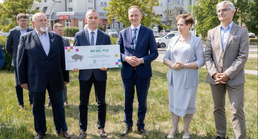 Czeki ze wsparciem dla powiatu i gmin