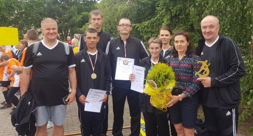 Biegacze z medalami