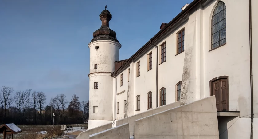 Prace wykończeniowe na piętrze klasztornym