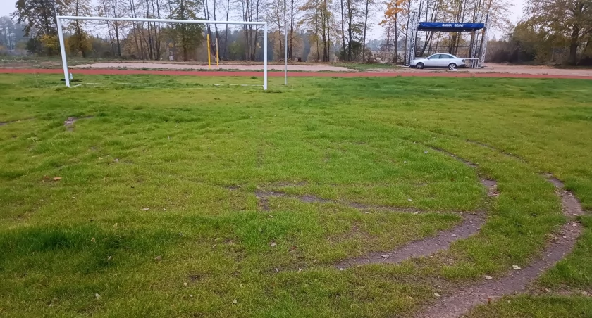 Sprawa zniszczeń na boisku załatwiona polubownie