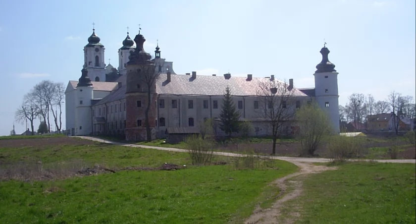 Remont elewacji sejneńskiego klasztoru 