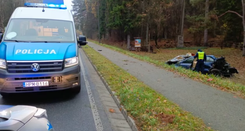 Zostawił pasażera w rozbitym aucie
