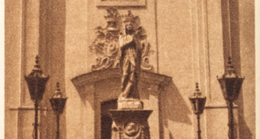 Przed sejneńską kolegiatą