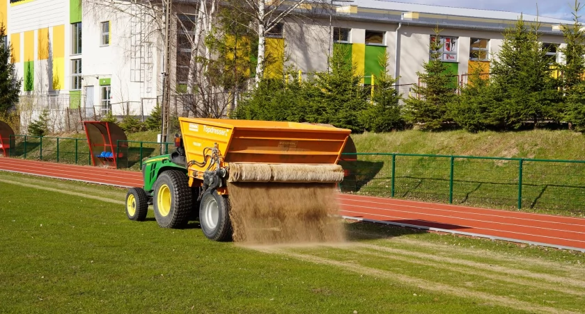 Miasto Sejny regeneruje murawę stadionu