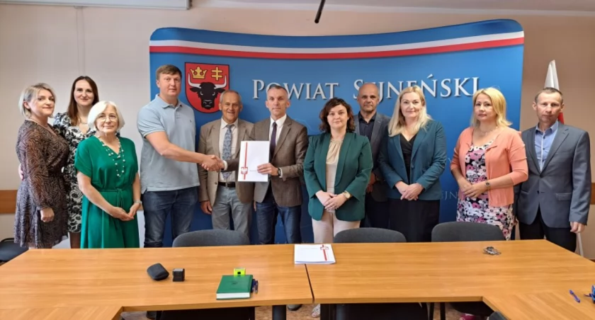 Umowa na remont trzech odcinków dróg