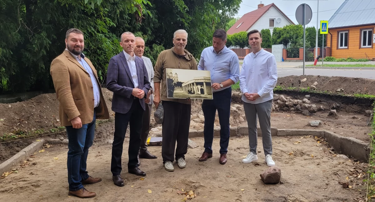 Poseł Jacek Niedźwiedzki wspiera pomysł odbudowy sejneńskich sukiennic
