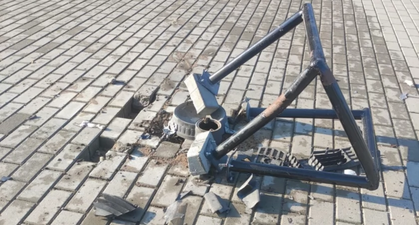 Jeździł po targowicy, wjechał w hydrant