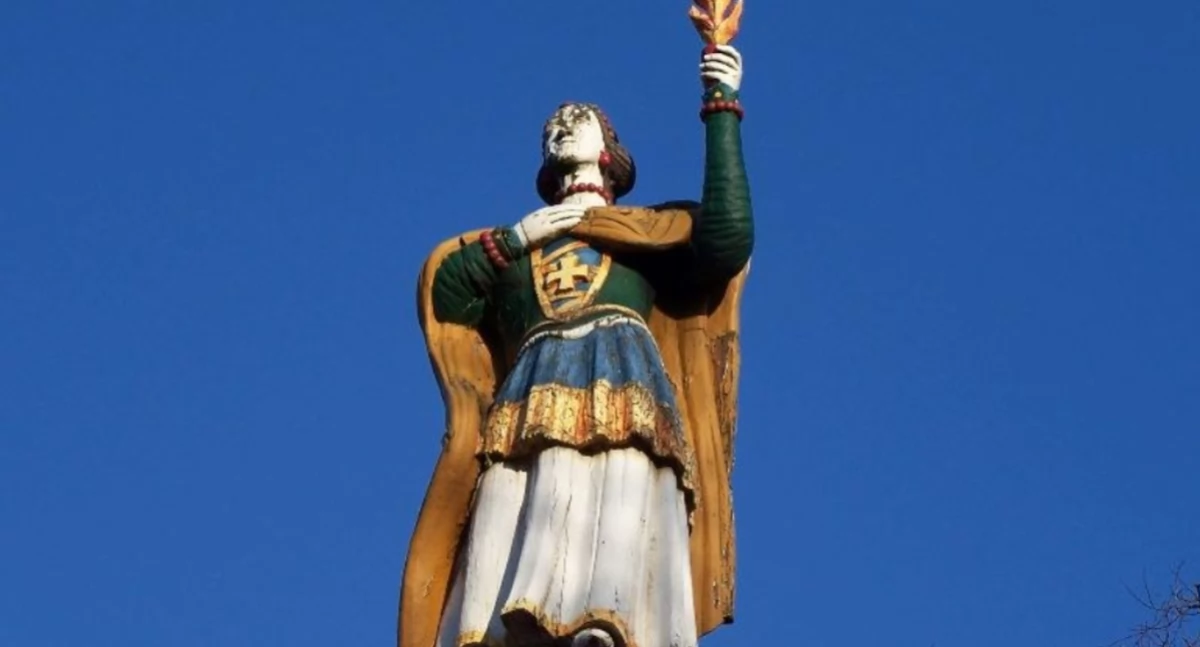 Kopia figury św. Agaty już zamontowana