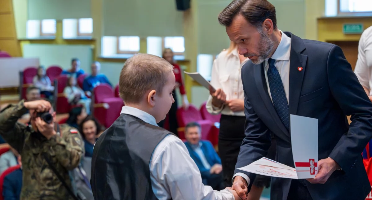 Uczeń SP Giby z nagrodą z rąk wojewody