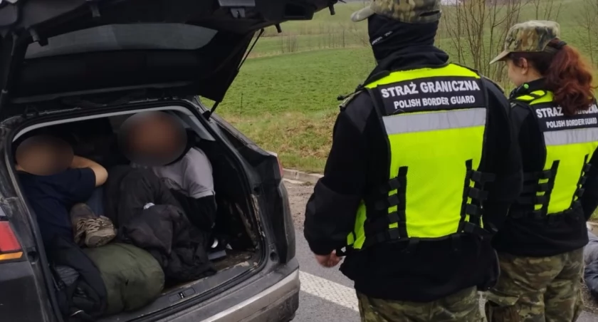 Pościg za kurierem i migranci w bagażniku
