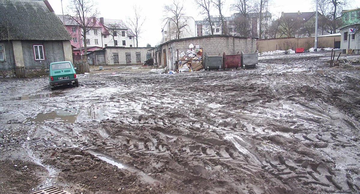 Plac za pierzeją kamienic przy ul. Piłsudskiego