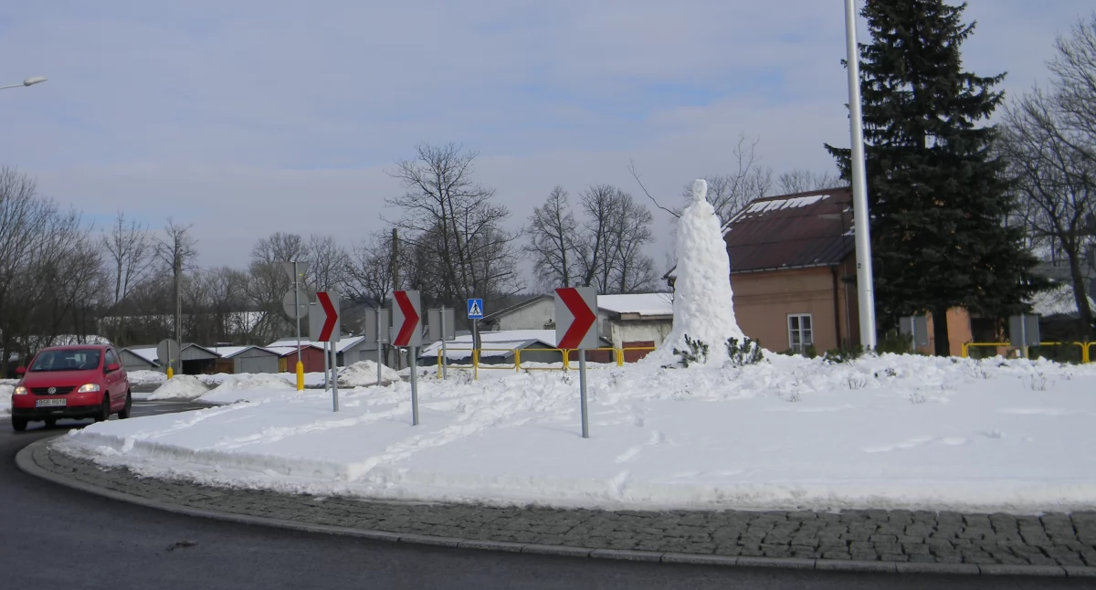 Bałwan na sejneńskim rondzie 